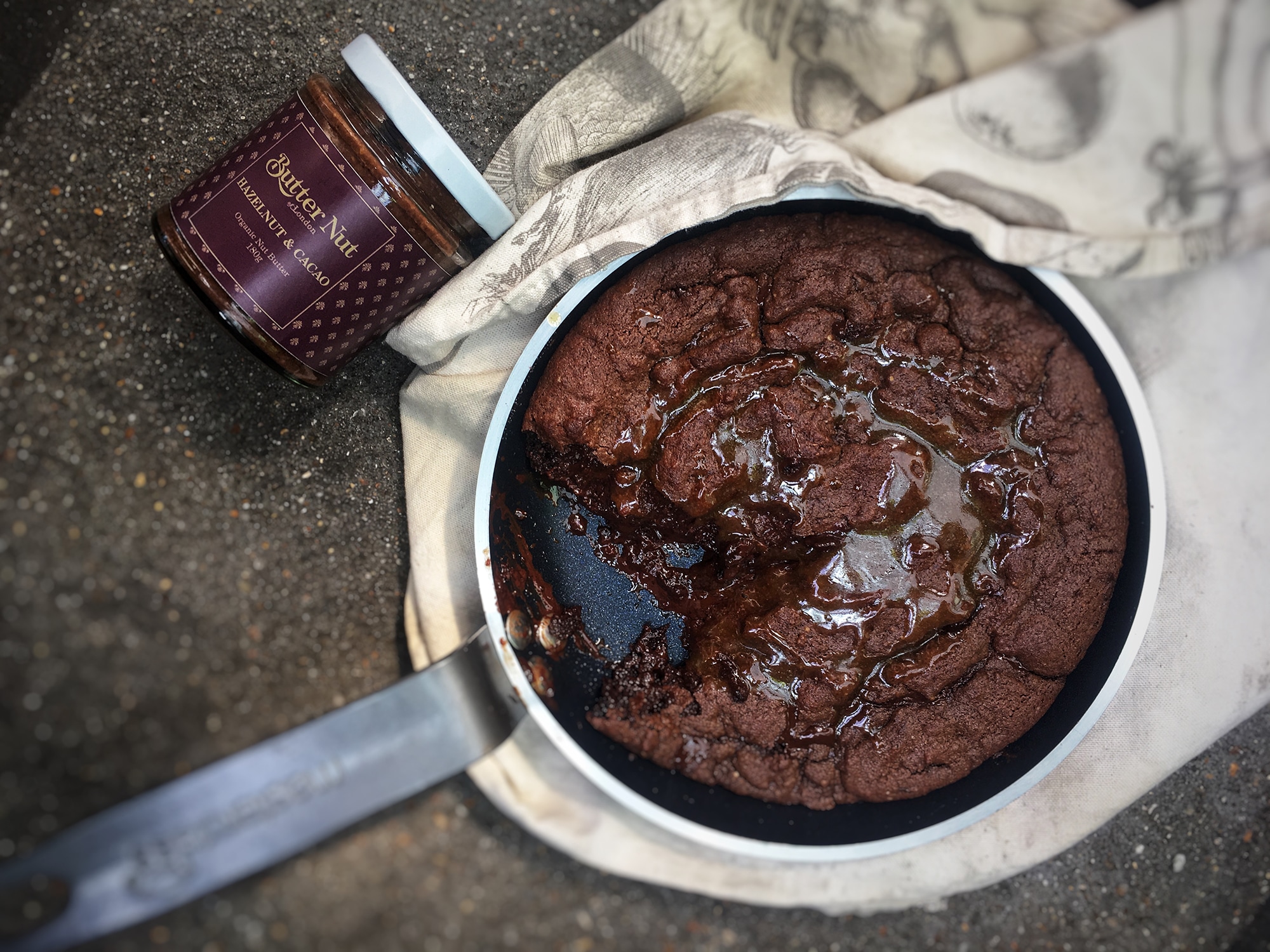 Nutty chocolate cookie & caramel sauce